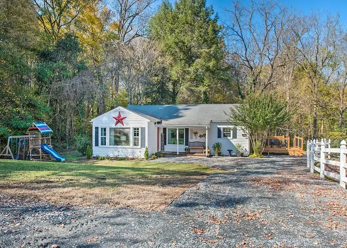 Cedar Falls Country Cottage Near The Zoo!