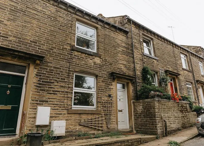Little Red Holiday Home: Peak District Gateway with Free Parking
