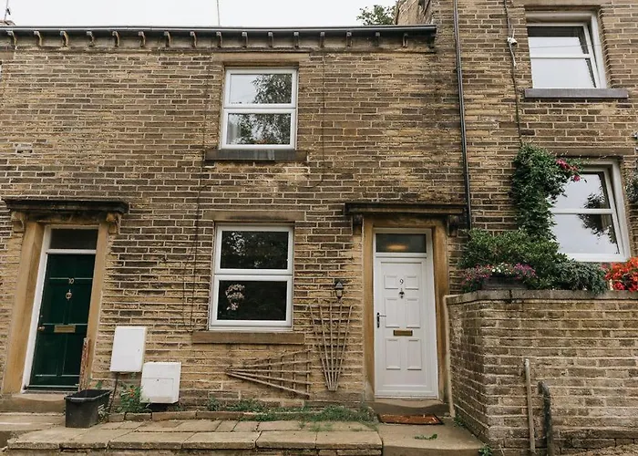 Little Red Holiday Home: Peak District Gateway with Free Parking