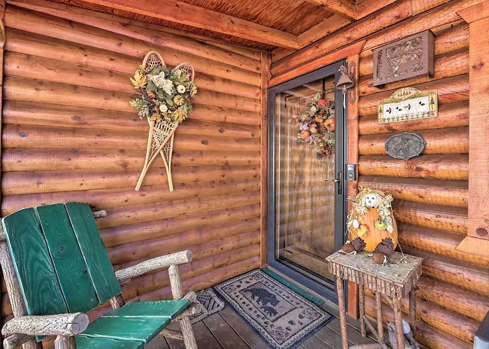 Family & Dog Friendly: Rustic Lakeside Cabin
