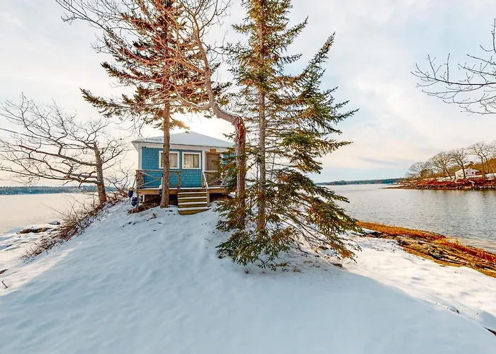 Spacious Waterfront Estate & Cabins W/ Porch, Fireplace, Kayaks & Free Wifi