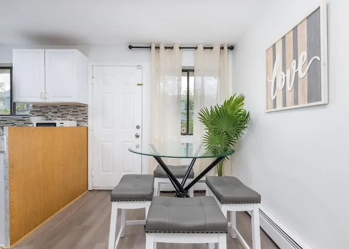 Beautiful 3 Bedroom Condo In Hartford!