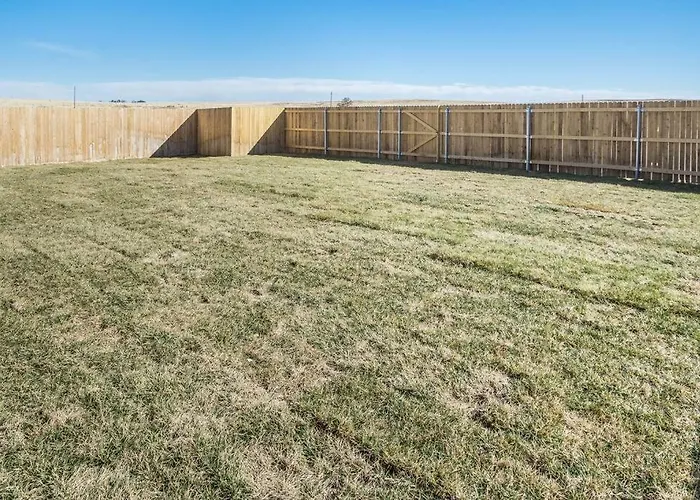 Beautifully Decorated New Home, King Bed, Washer/Dryer & Fully Stocked Kitchen