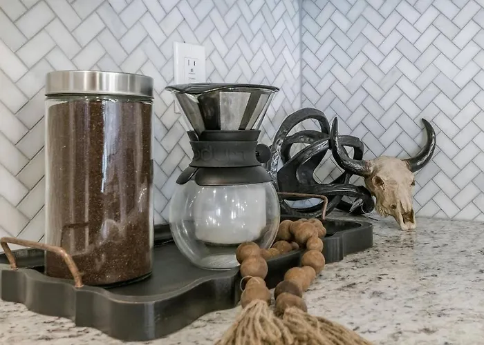 Beautifully Decorated New Home, King Bed, Washer/Dryer & Fully Stocked Kitchen