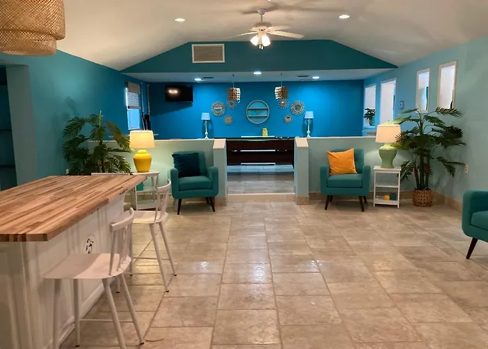 3Gulls Inn Ozona-Boutique Hotel-Steps From Restaurants & Brewery-Swimspa Pool-Pet Friendly