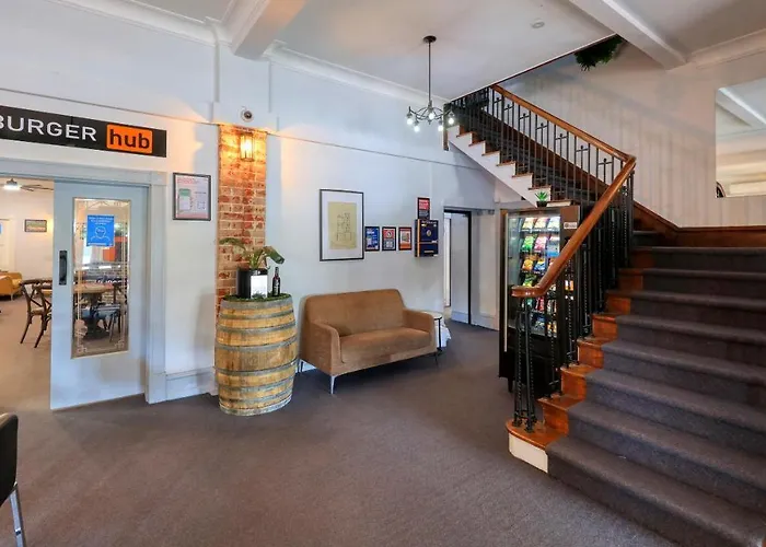 Broadway Hotel