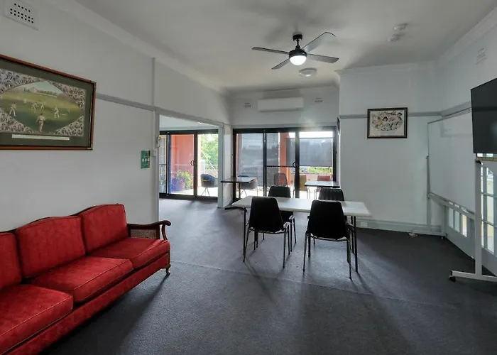 Broadway Hotel