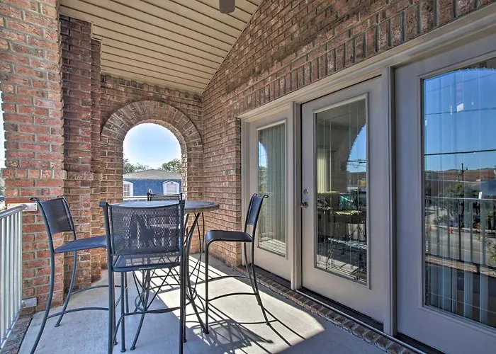 1/2 Mi To Riverwalk! Historic Dtwn Southport Condo