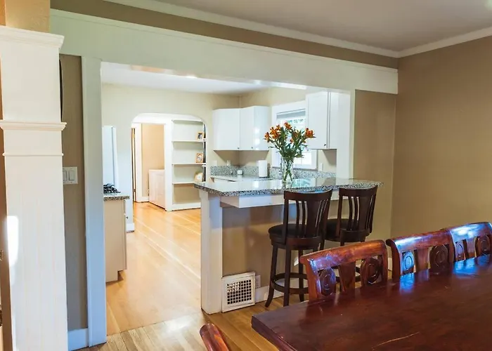 Lovely House Near Downtown, Home Away From Home!