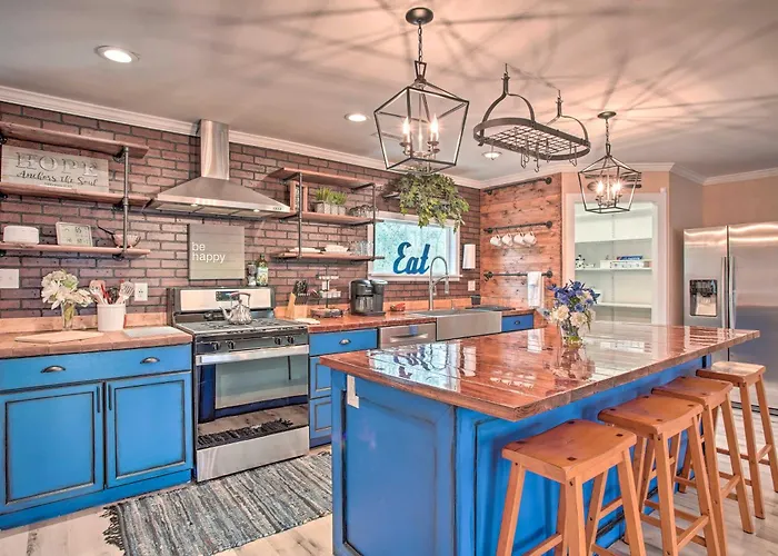 Charming Retreat On 20 Acres W/ Private Lake!