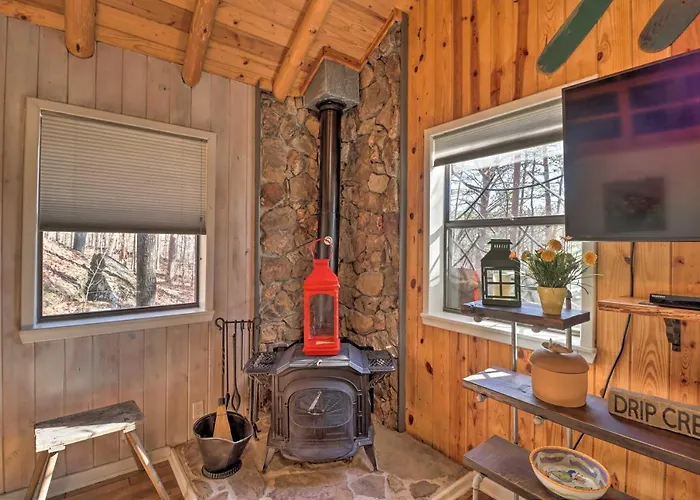 Scenic Greers Ferry Cabin W/ Deck + Fire Pit!