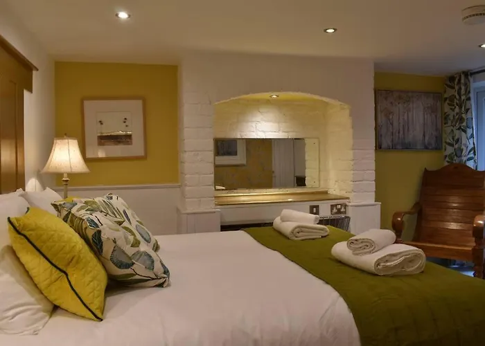 The Cheltenham, Stylish 1-Bed Victorian Apartment