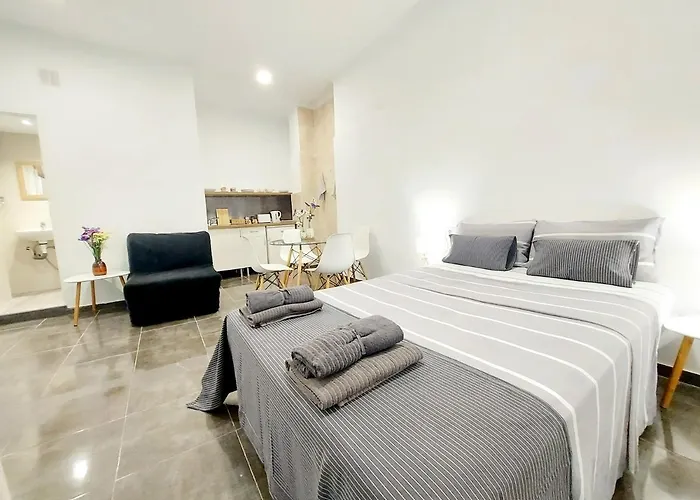 Gloria Host House