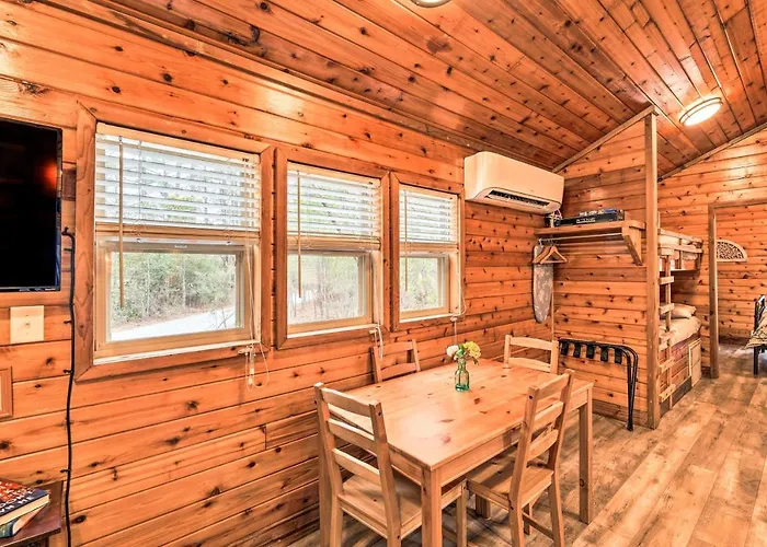 Charming New Bern Log Cabin - Pets Welcome!