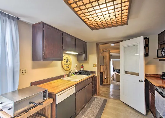 Dtwn Sheboygan Apt Above Local Bar!