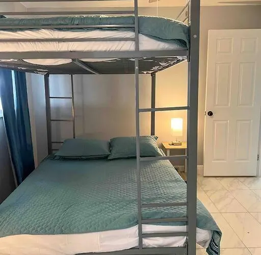 House Of Manatees-Entire House With Yard, Fire Pit, Dog Friendly