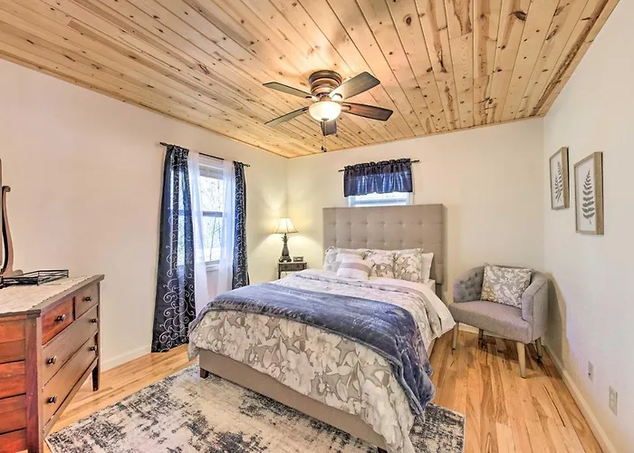 Scenic Murphy Escape With Hot Tub & Fire Pit!