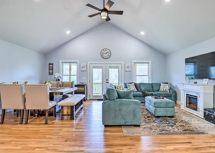 Waynesville Smart Cabin W/ Hot Tub & Views!