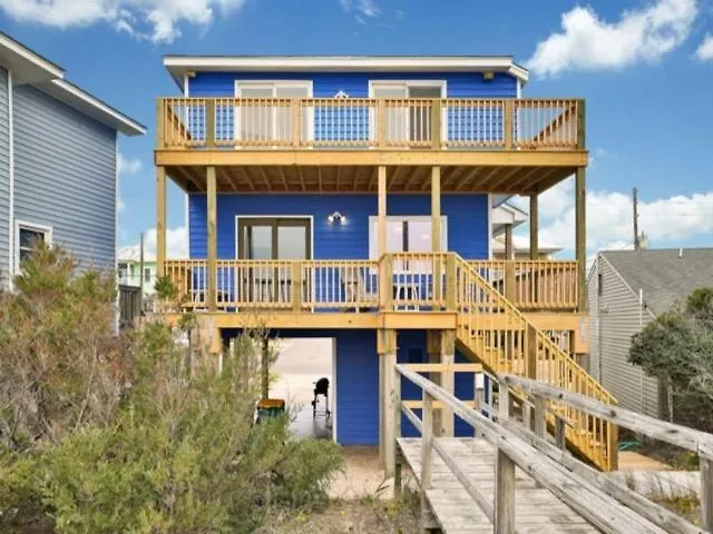 Sea Haven: Oceanfront Family Retreat with Private Deck
