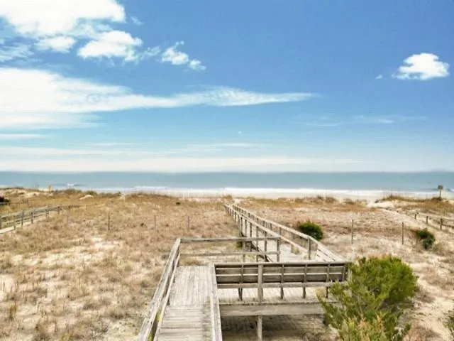 Sea Haven: Oceanfront Family Retreat with Private Deck