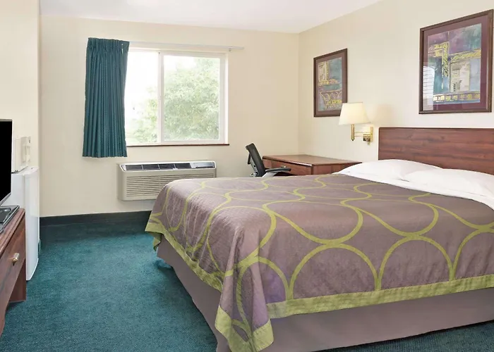 Super 8 By Wyndham Windsor