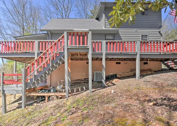 Relax Fireside: 'Highbearnation Lodge' Near Hiking
