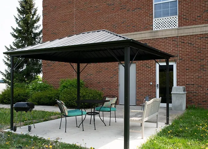 Blisspoint Inn & Suites Marion