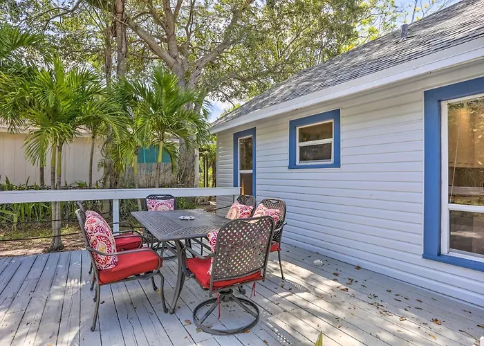 Lovely Cottage Near Downtown Stuart & Beaches
