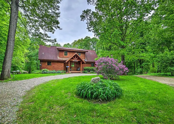 Classy Home W/ Hot Tub: 2 Mi To Lake Access!