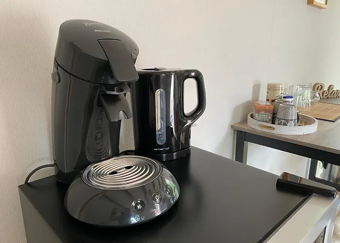 Großes Doppelzimmer mit eigenem Bad und Kühlschrank, frisch saniert