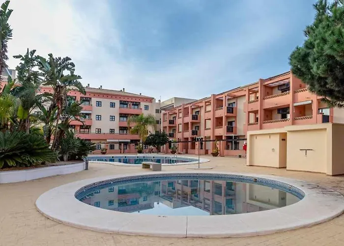 Apartamento junto a la playa con piscina y parking