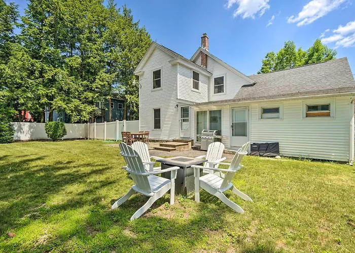 Downtown Retreat W/ Grill, Fire Pit & Wet Bar