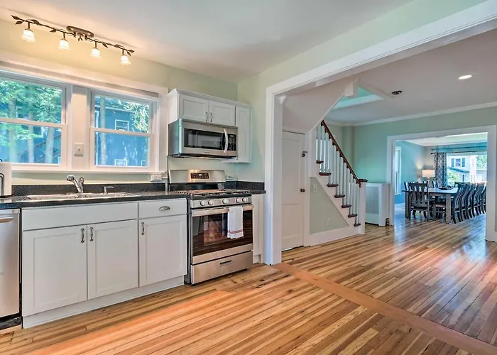 Downtown Retreat W/ Grill, Fire Pit & Wet Bar
