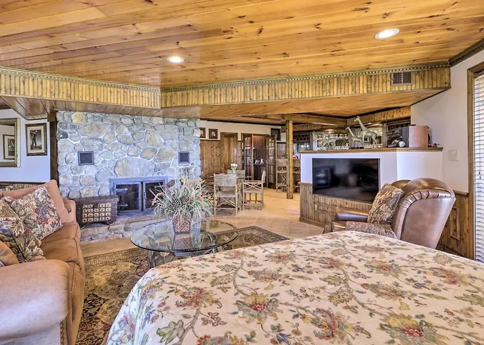 Cozy Studio: Indoor Hot Tub & Inground Pool Access
