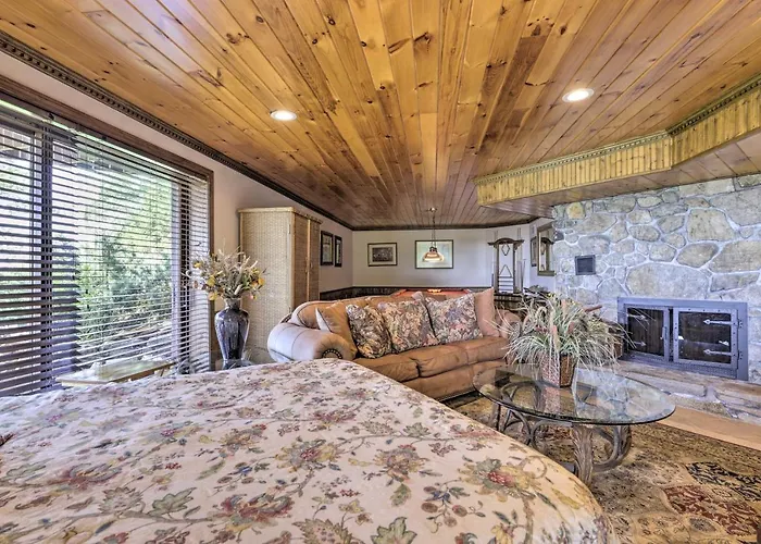Cozy Studio: Indoor Hot Tub & Inground Pool Access
