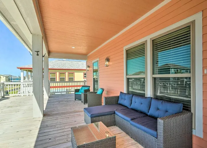 Ocean-View Deck, Walk To Shore: Crystal Beach Gem!