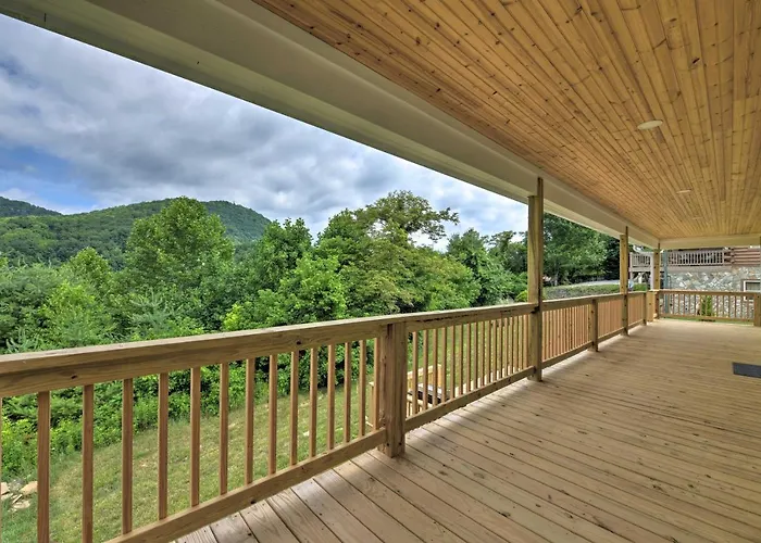 Waynesville Smart Cabin W/ Hot Tub & Views!