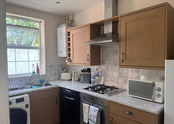 Centrally Located Lincolnshire Home With Free Parking On Premises