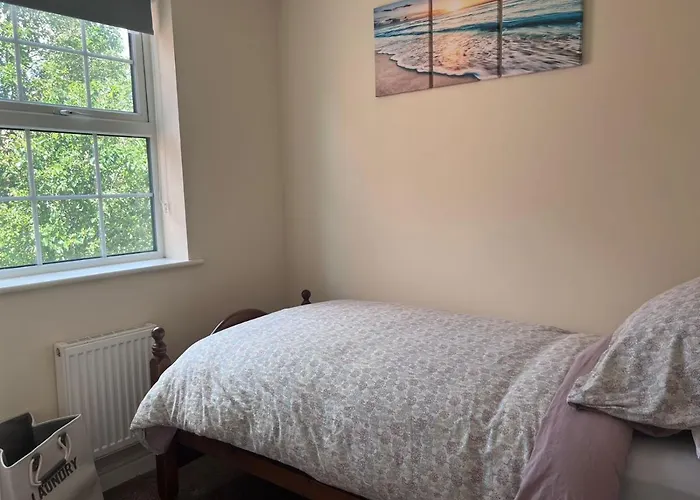 Centrally Located Lincolnshire Home With Free Parking On Premises