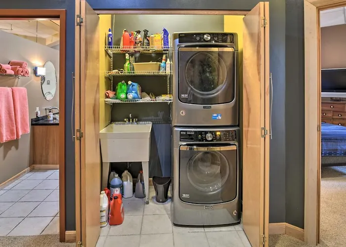Idyllic Dtwn Anchorage Condo W/ Fireplace!