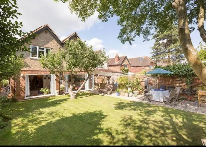6 Bedrooms Beautiful Home 3 Bathrooms, Quiet Location With Garden Near Legoland Windsor Heathrow