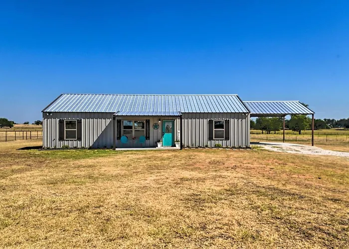 Modern Stephenville Farmhouse: 8 Mi To Dtwn!