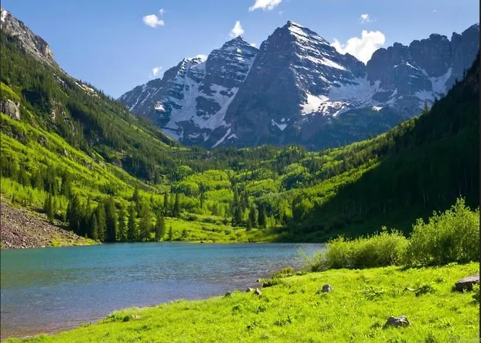 Aspen Downtown Luxury: 3-Bedroom with Pool, Hot Tubs & Game Room