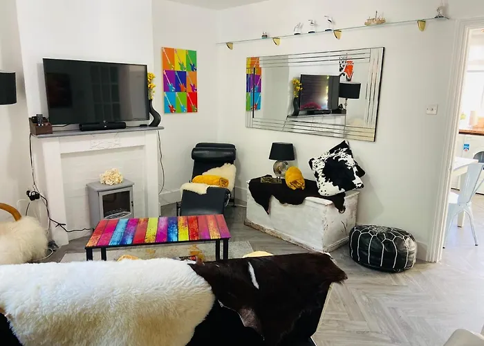 Funky Cozy Cottage With Outside Space
