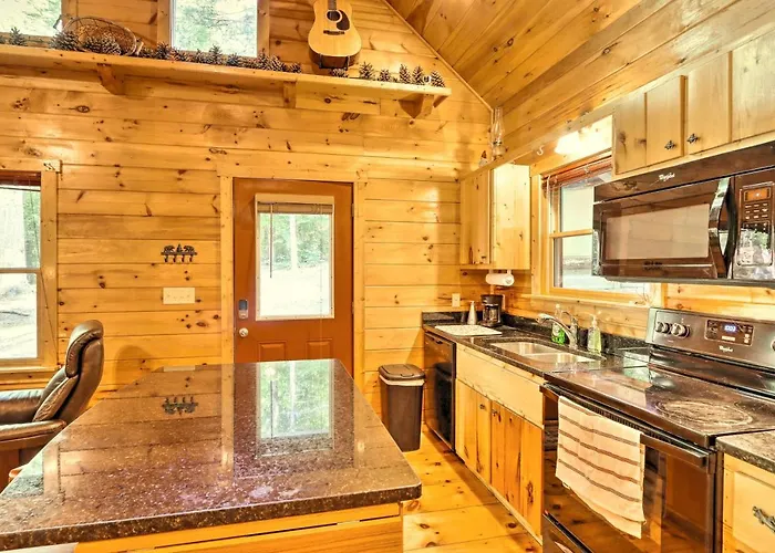 Charming Murphy Cabin W/ Porch - Near Hiking!