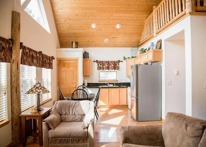 Twin Owls Lodge, Great For Families Master Bedroom, Loft, Full Kitchen, Dogs Ok