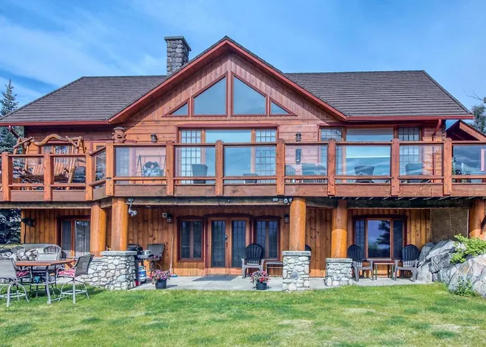 Log Home With Lake View And Backyard