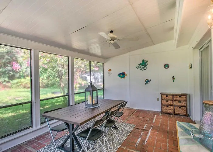 Pet-Friendly Brunswick Retreat W/ Gas Grill!