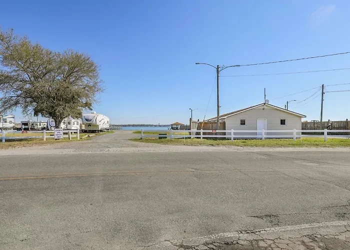 Spacious Home With Waterfront View-Welcome Pets