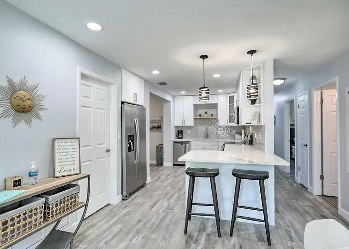 2 Mi To Beach: Home W/ Screened Porch In Largo